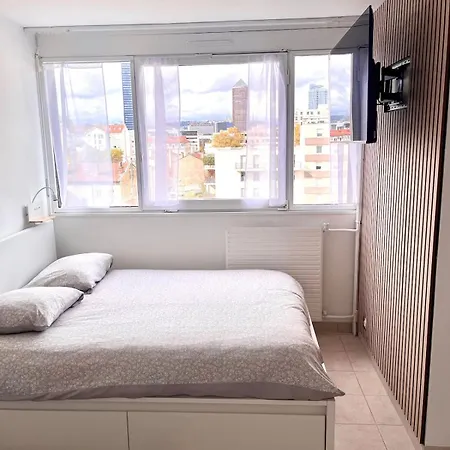 Cozy And Modern With View Lione