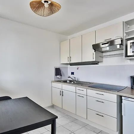 Cozy And Modern With View Λυών