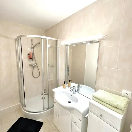 Διαμέρισμα Cozy And Modern With View Λυών